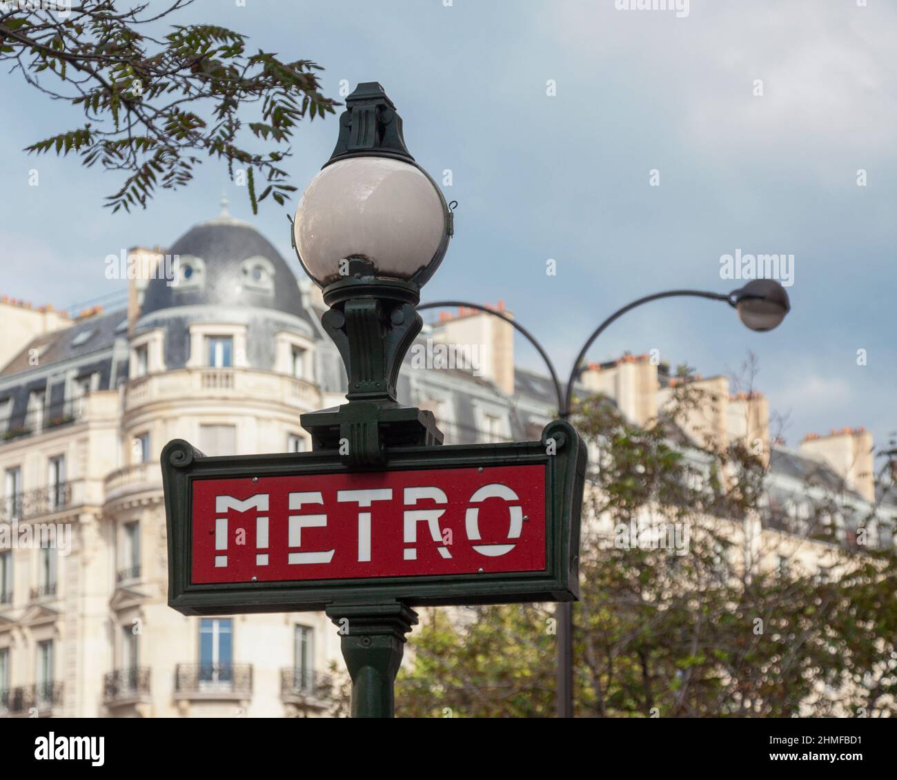 Panneau de métro de type poteau de lampe Jaurès Dervaux devant l'entrée de la station de métro Richelieu Drouot dans le centre de Paris, en France. style 1930s Banque D'Images