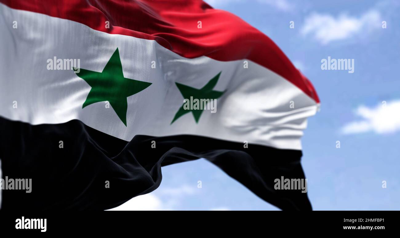 Détail du drapeau national de la Syrie qui agite dans le vent par temps clair. Démocratie et politique. Patriotisme. Mise au point sélective. Pays d'Asie occidentale. Banque D'Images