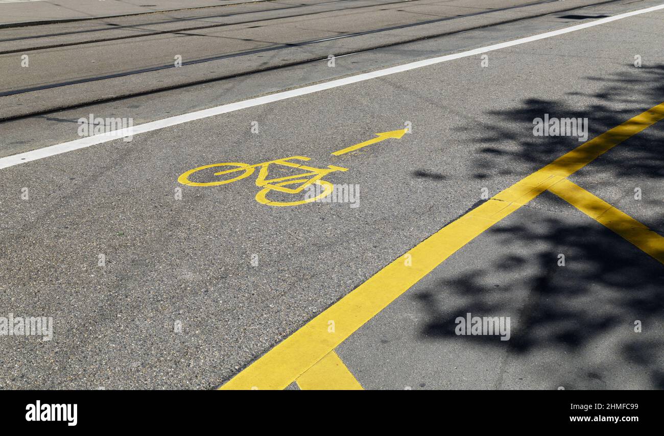 symbole de piste cyclable jaune sur la route en béton, sans circulation pendant la journée sans personnes, ce moyen de transport est bon pour l'environnement Banque D'Images