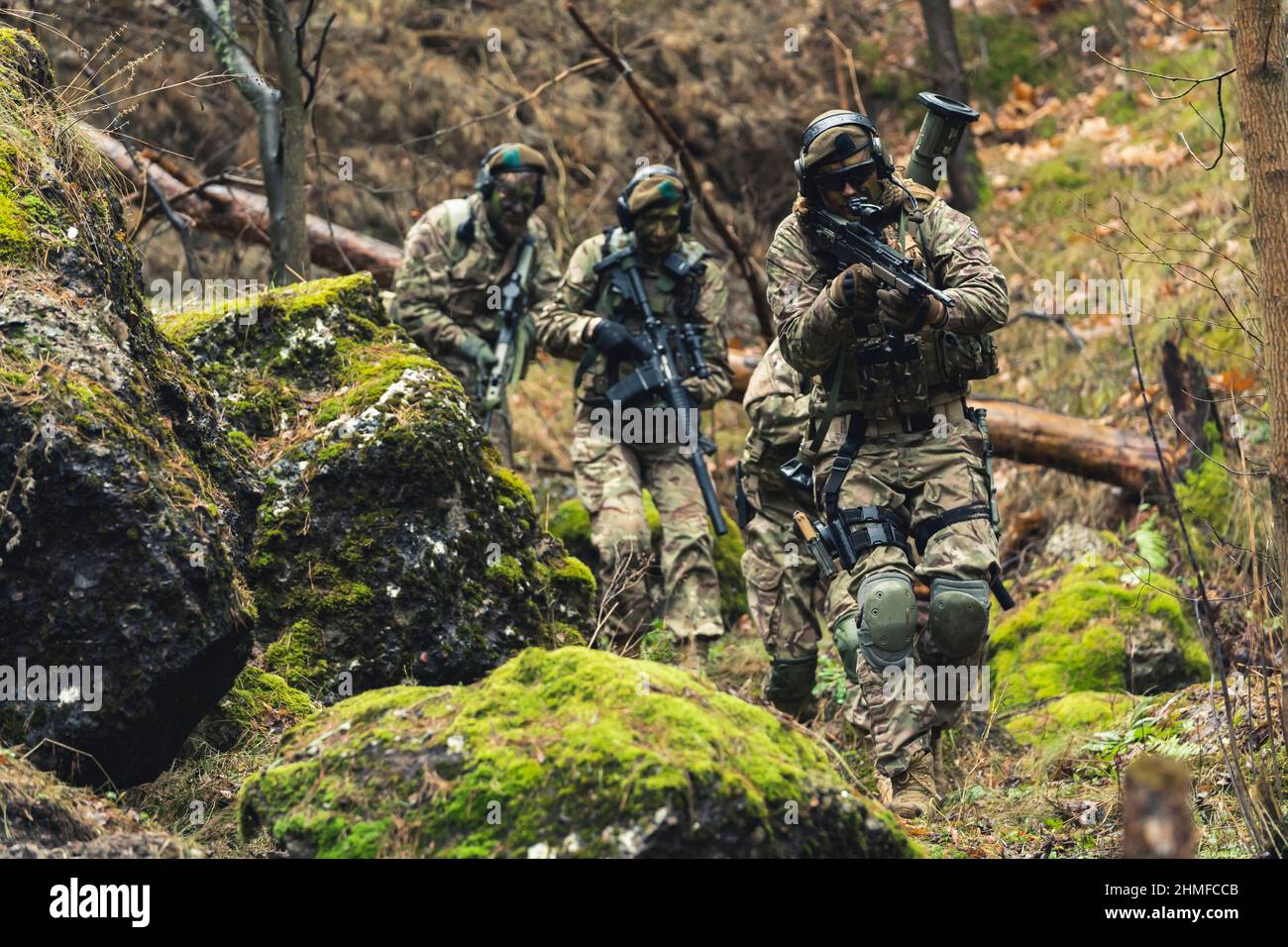 L'équipe de munitions armées prête à affronter le territoire ennemi Banque D'Images