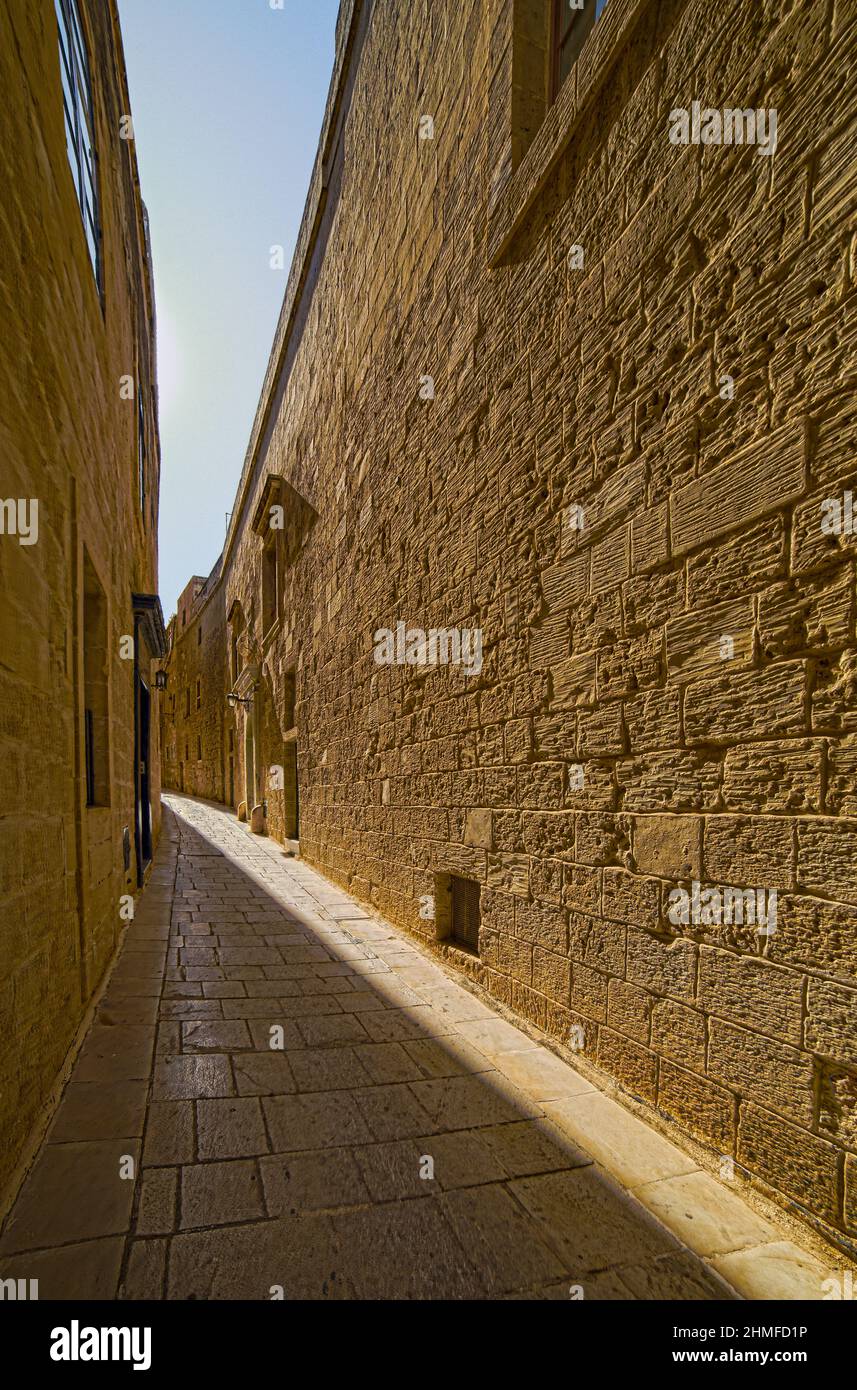 Une des vieilles rues médiévales étroites de Mdina Banque D'Images