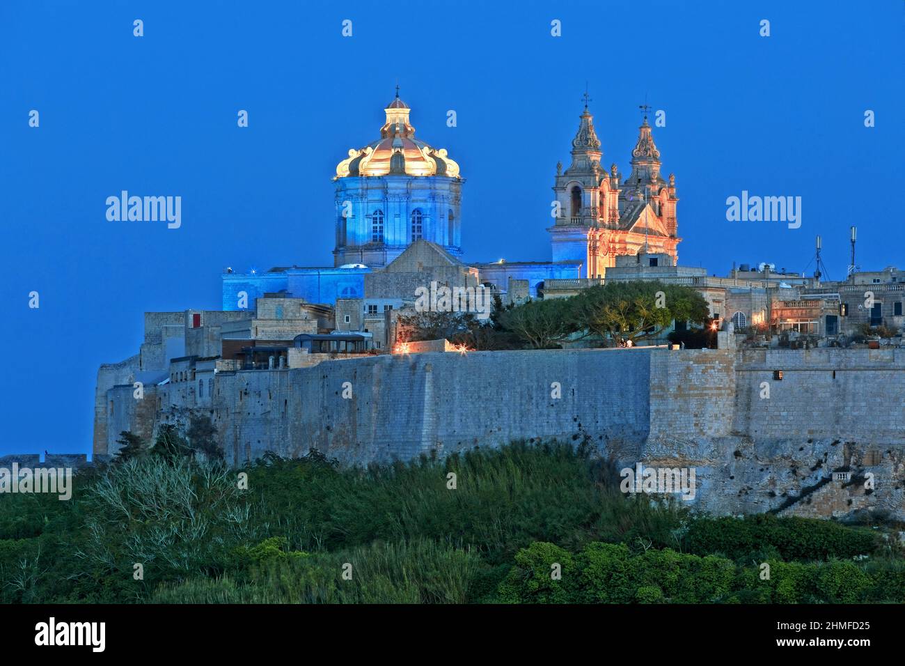 La ville médiévale fortifiée de Mdina à Malte la nuit Banque D'Images