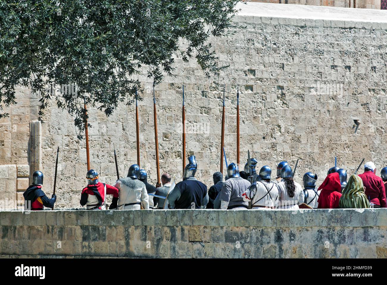 Soldats posant Seige aux murs d'une ville fortifiée Banque D'Images