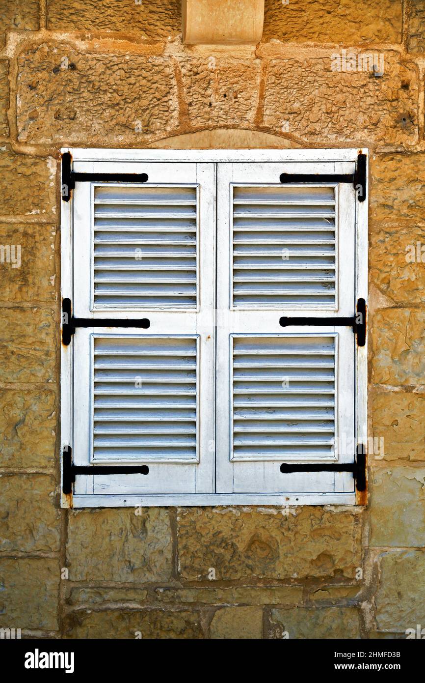 Une fenêtre blanche perverrée à Mdina Banque D'Images