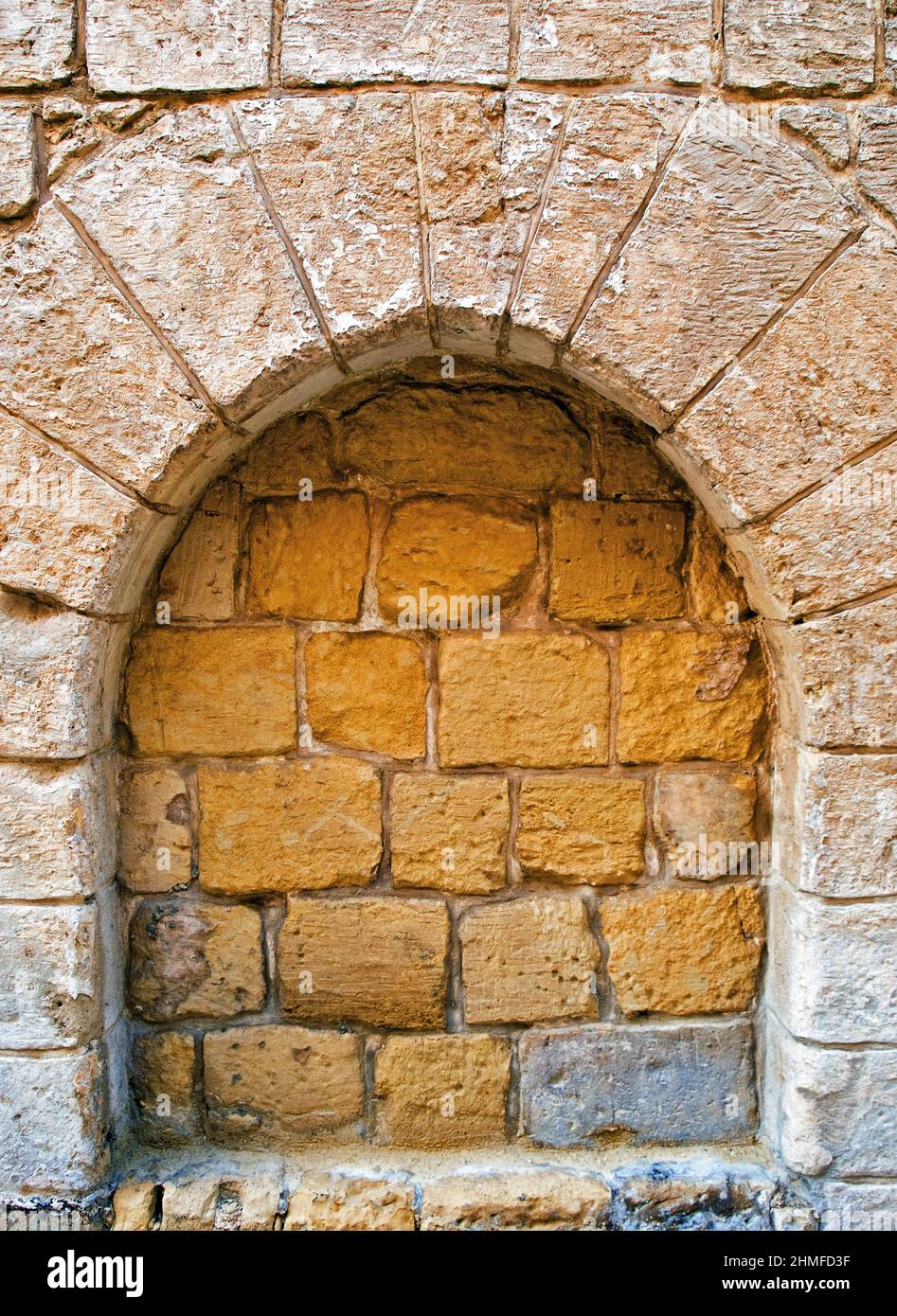 Une ancienne arche médiévale normande bloquée à Mdina Banque D'Images