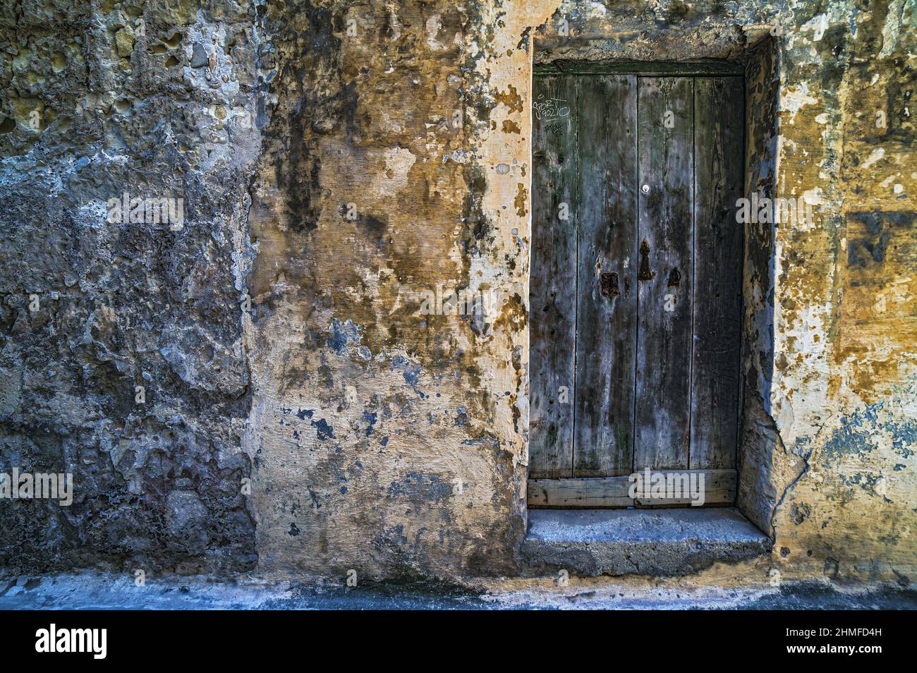 Un mur de calcaire et une ancienne porte médiévale à Mdina Banque D'Images