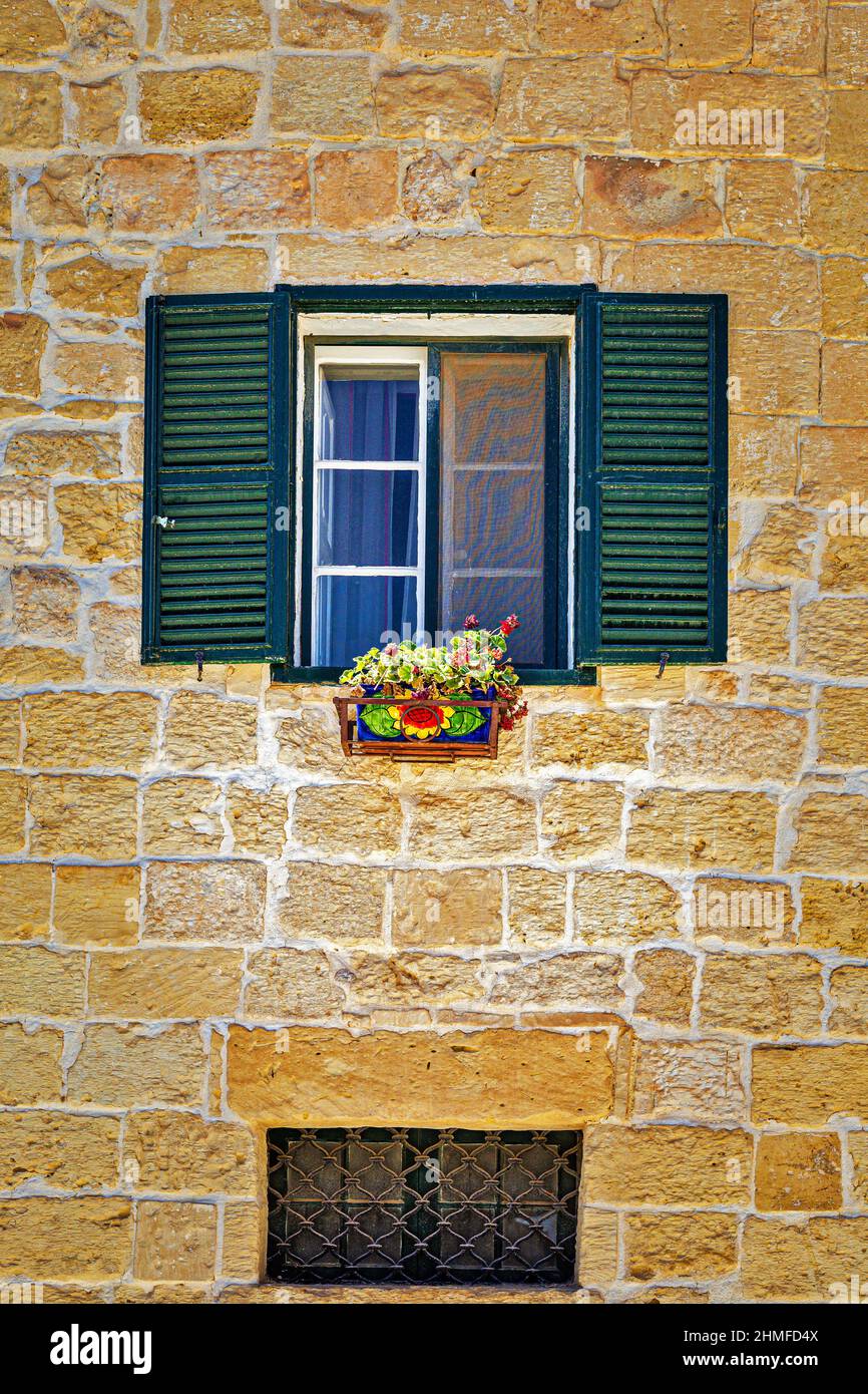 Une petite fenêtre pittoresque à Mdina Banque D'Images