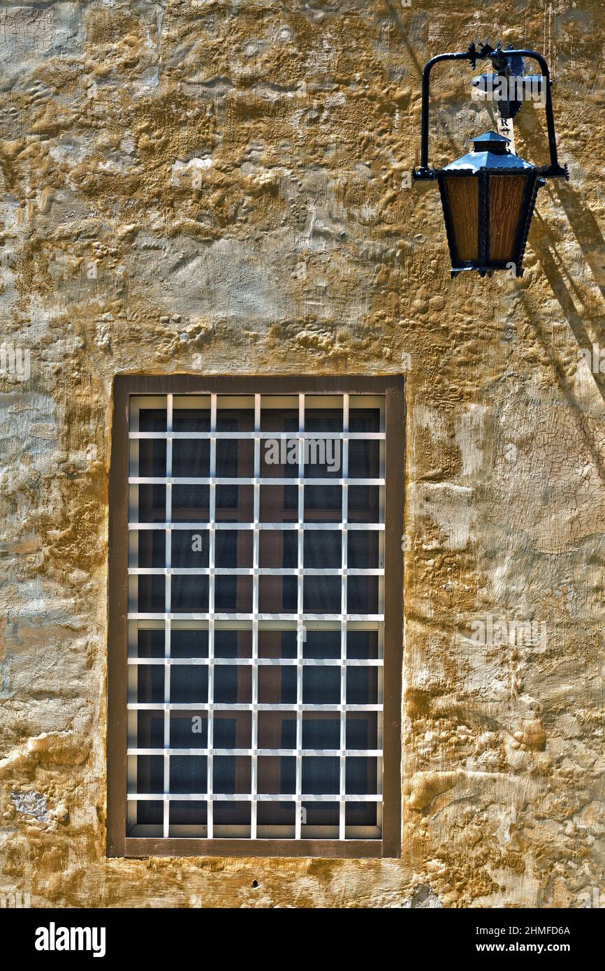 Une fenêtre barrée et un mur texturé à Mdina Banque D'Images