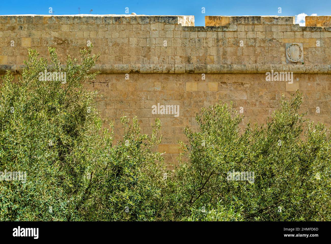 Un manteau d'armes dans les murs de bastion de Mdina Banque D'Images