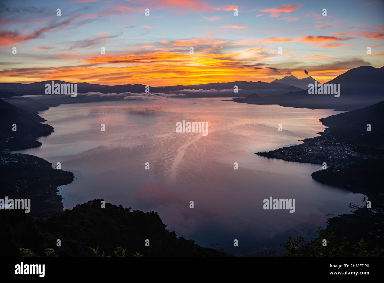 Lever du soleil au-dessus du lac Atitlan et de Fuego, volcan, Lago Atitlan, Guatemala Banque D'Images