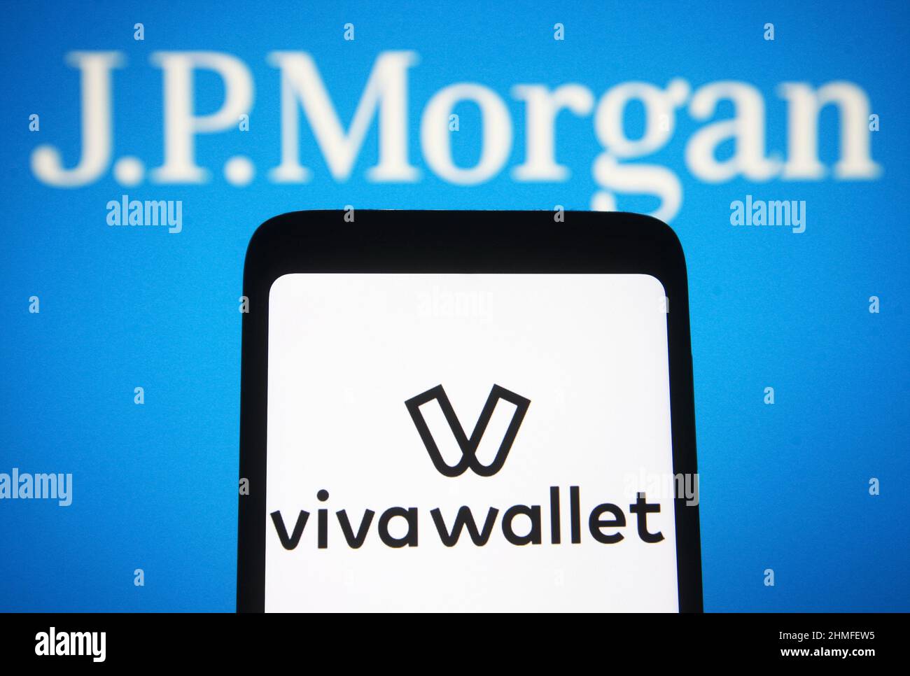 Ukraine. 9th févr. 2022. Dans cette illustration, le logo Viva Wallet apparaît sur l'écran d'un smartphone et J.P. Morgan (JPMorgan) en arrière-plan. (Credit image: © Pavlo Gonchar/SOPA Images via ZUMA Press Wire) Banque D'Images