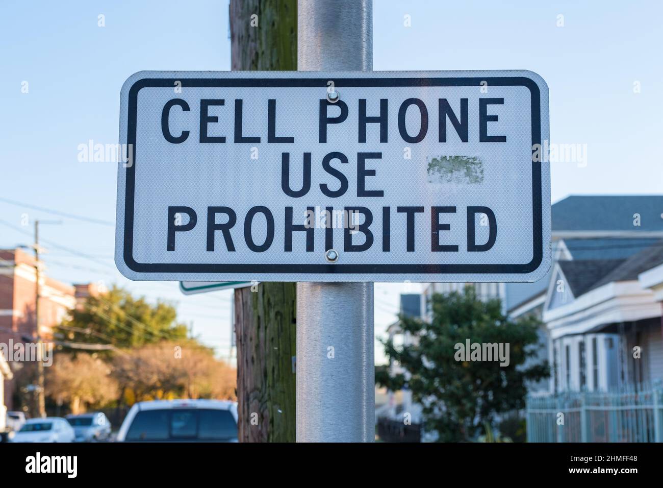 Panneau « utilisation de téléphone cellulaire interdite » dans la zone scolaire de la Nouvelle-Orléans, LA, États-Unis Banque D'Images