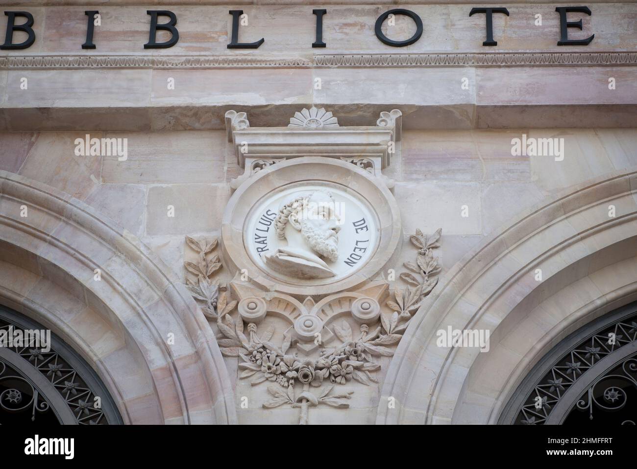 Madrid, Espagne - 6th mars 2021 : médaillon Luis de Leon à la Bibliothèque nationale d'Espagne, Madrid. Mise au point sélective Banque D'Images