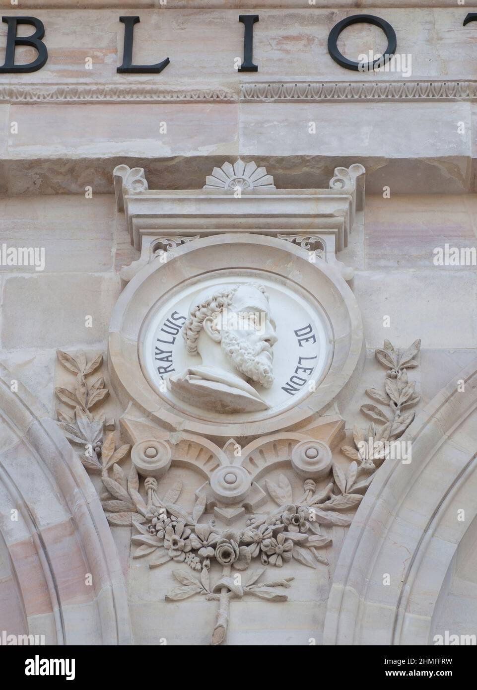 Madrid, Espagne - 6th mars 2021 : médaillon Luis de Leon à la Bibliothèque nationale d'Espagne, Madrid. Mise au point sélective Banque D'Images