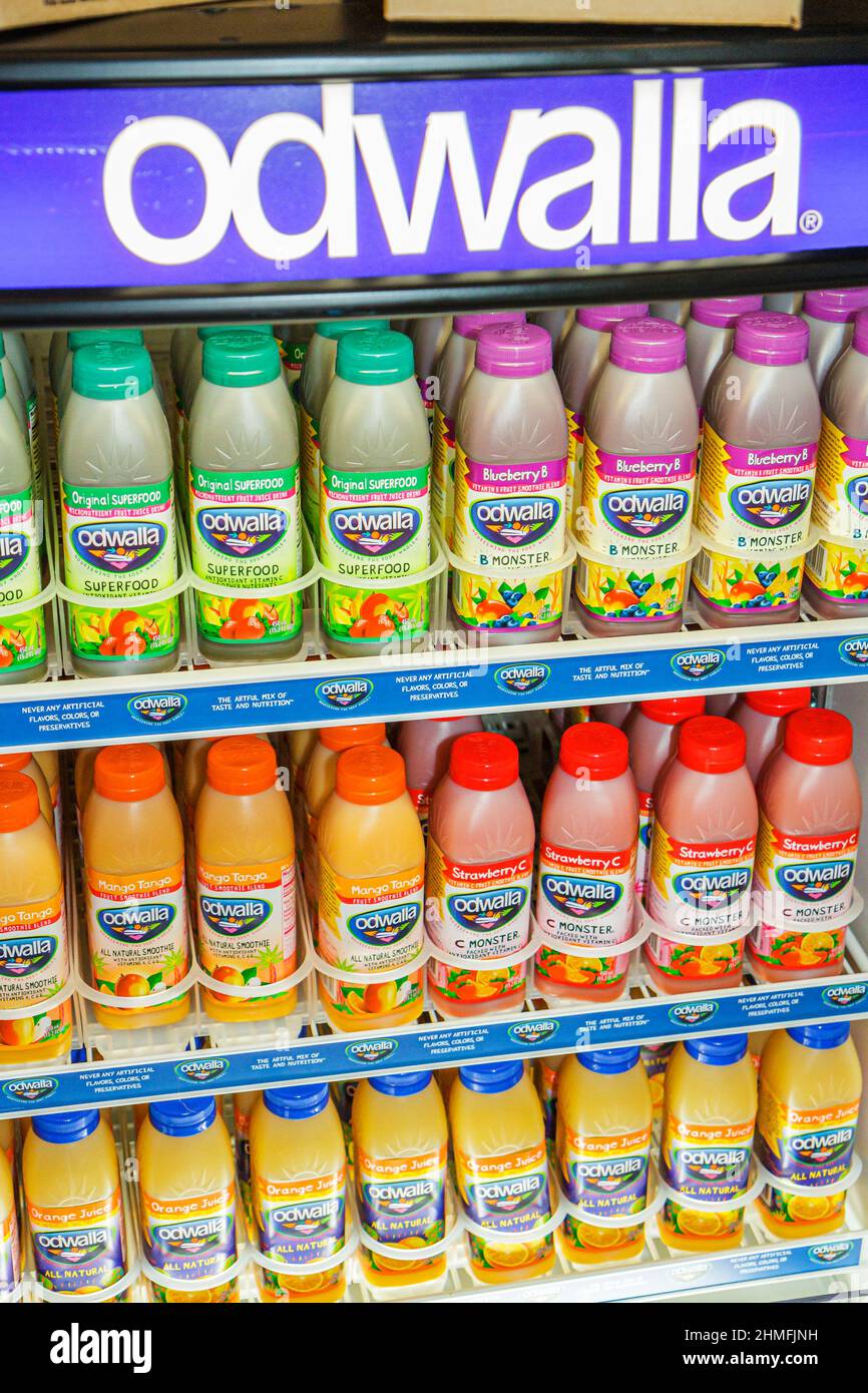 Washington DC, magasin de proximité réfrigéré jus de fruits de marque Odwla, bouteilles en plastique présentoir case étagères du marché, intérieur Banque D'Images