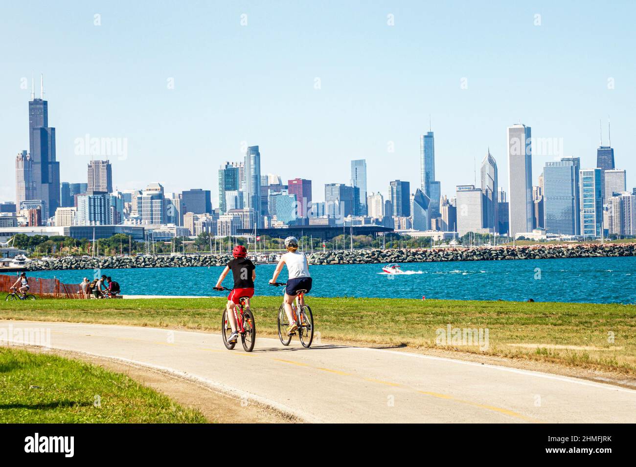Chicago Illinois, South Side Lake Michigan, 39th Street Beach Lakefront Trail, femmes amies cyclistes vélo, gratte-ciel de la ville Banque D'Images