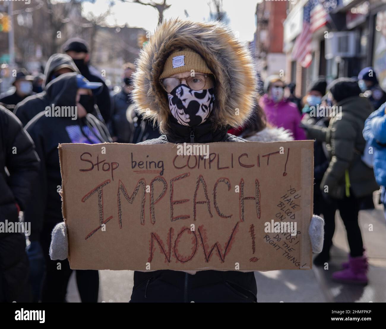 BROOKLYN, New York – le 9 janvier 2021 : des manifestants anti-Trump sont vus devant le bureau de la Représentante Nicole Malliotakis (R-NY) à Bay Ridge. Banque D'Images