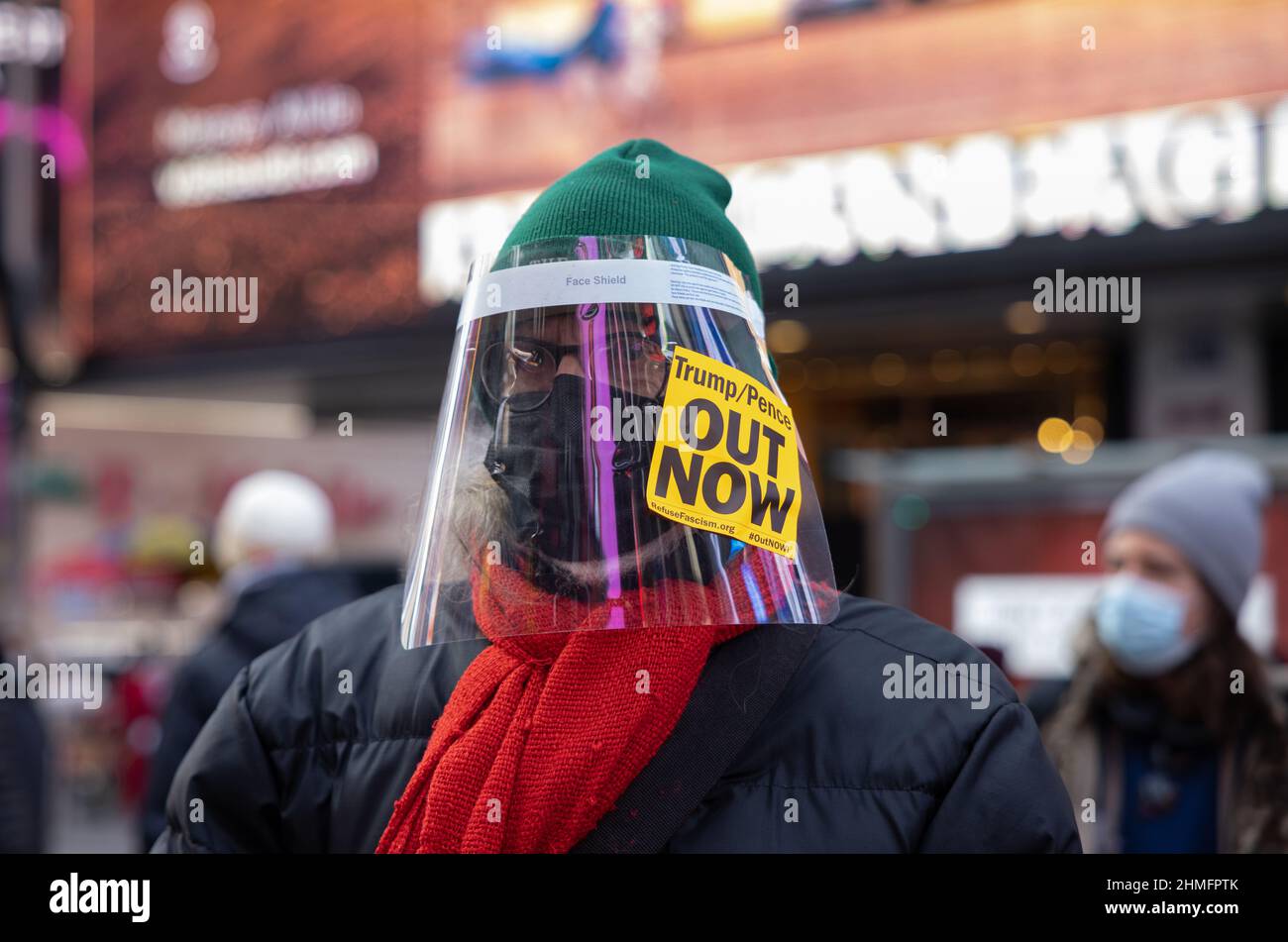 NEW YORK, New York – le 9 janvier 2021 : un manifestant anti-Trump est vu lors d'une manifestation en faveur de la destitution à Times Square. Banque D'Images