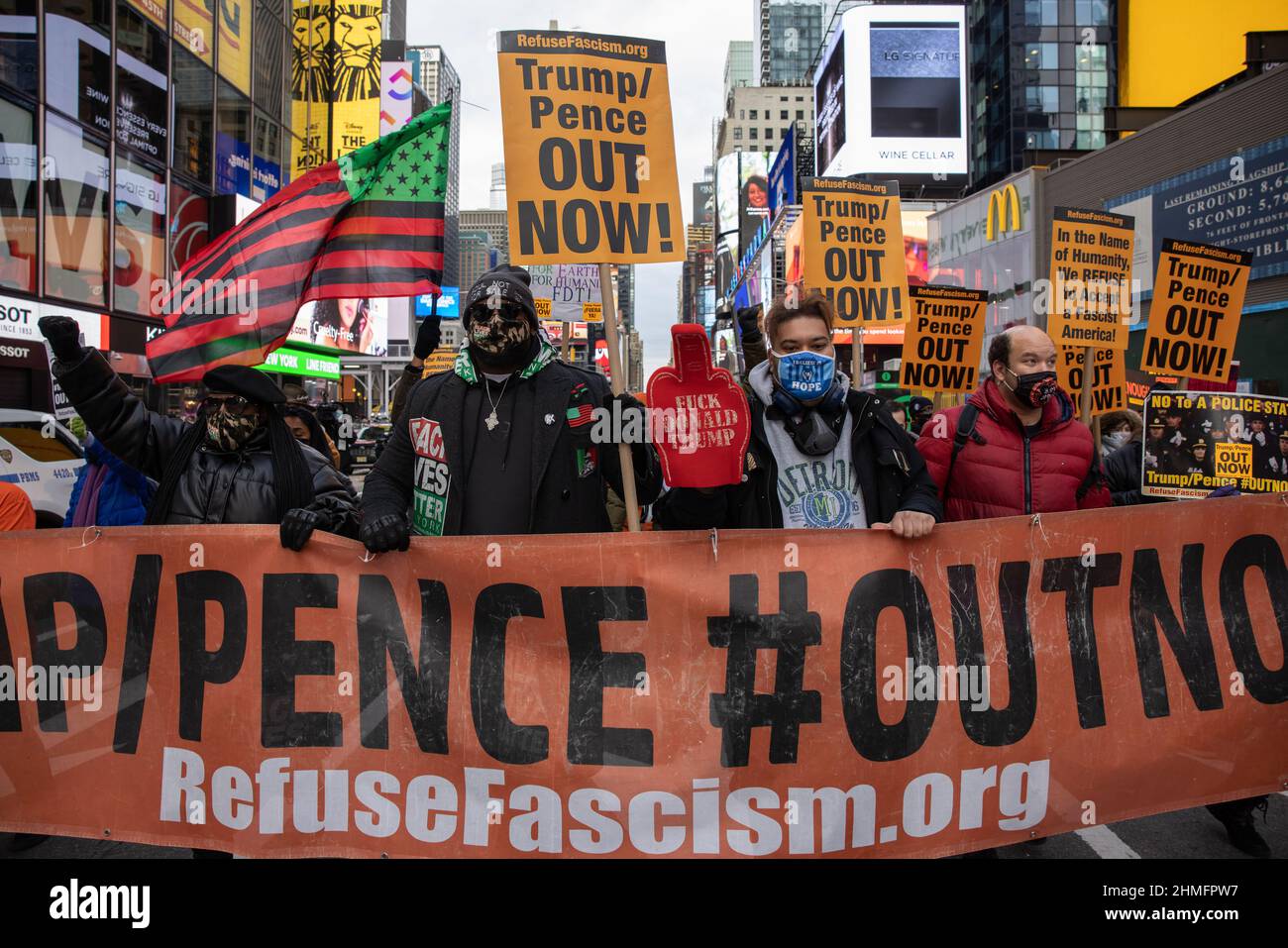 NEW YORK, New York – le 9 janvier 2021 : les manifestants anti-Trump défilaient lors d’une manifestation en faveur de la destitution à Manhattan. Banque D'Images