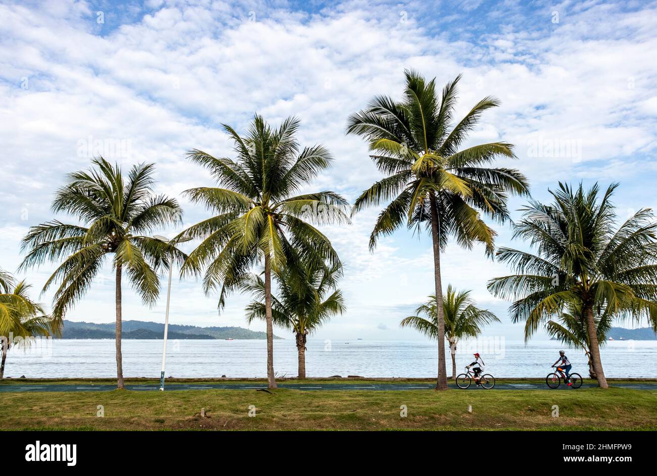 Cyclisme et pêche à la baie de Likas Sabah Bornéo Malaisie Banque D'Images