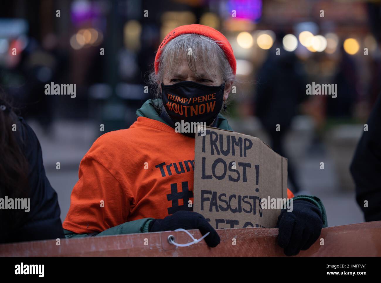 NEW YORK, New York – le 9 janvier 2021 : un manifestant anti-Trump est vu lors d'une manifestation en faveur de la mise en accusation à Manhattan. Banque D'Images