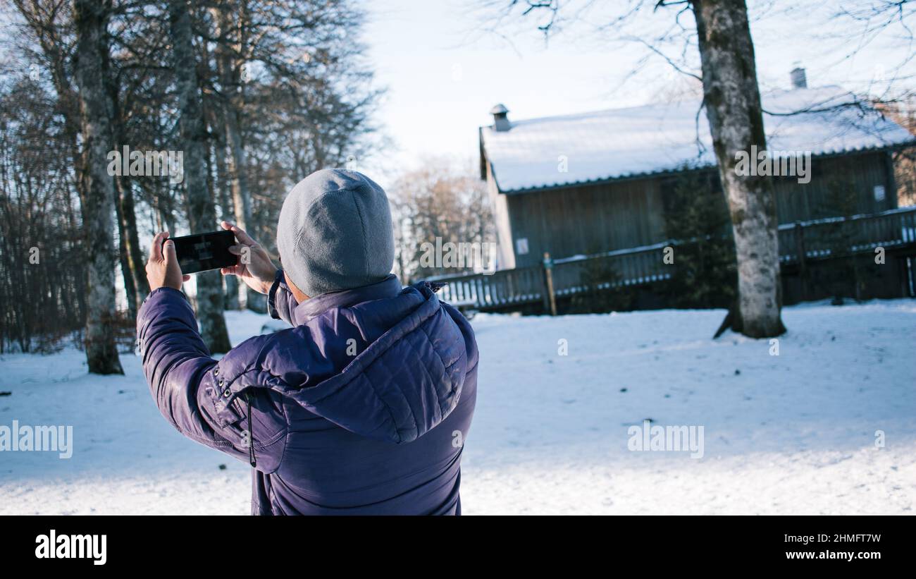 Gros plan d'un jeune homme qui prend son selfie en vacances dans la neige Banque D'Images
