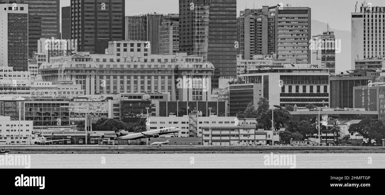 Rio de Janeiro, Brésil - VERS 2020: Avião comercial brasileiro taxiando na pista do aeroporto nacional Santos Dumont Banque D'Images