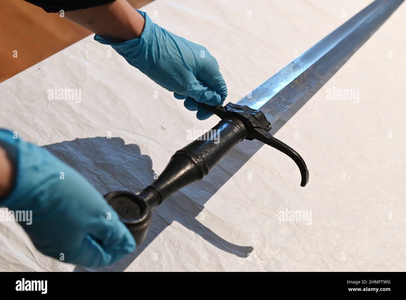 Karlsruhe, Allemagne. 09th févr. 2022. Une épée à double tranchant datant de 1495 est exposée au musée des Badisches Landesmuseum. L'épée fera partie de l'exposition 'Museum Heroes', qui sera conçue par des volontaires en juin 2022. Le musée publiera son aperçu annuel le 10 février 2022. Credit: Uli Deck/dpa/Alay Live News Banque D'Images