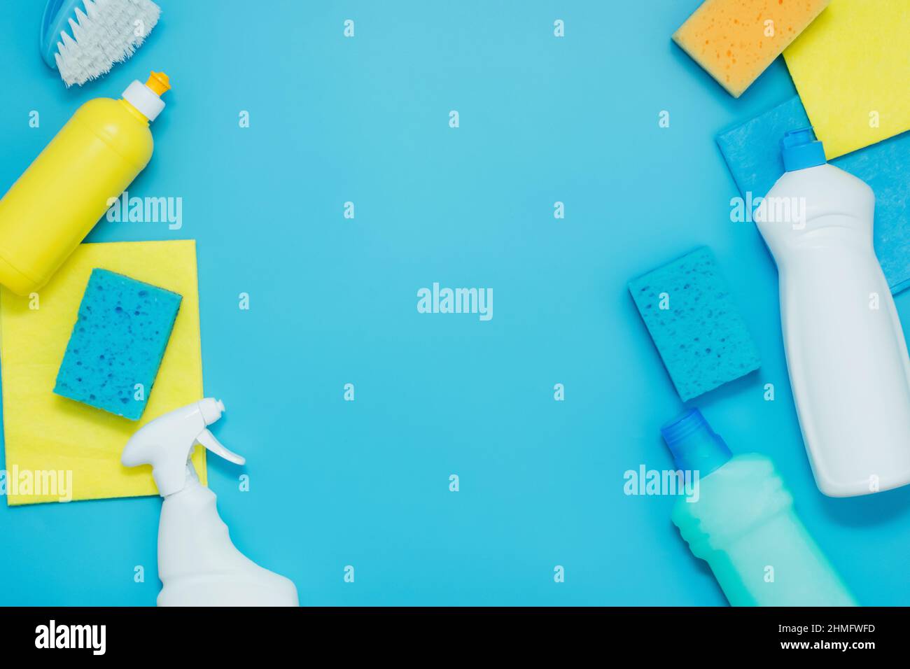 Kit de nettoyage détergents serviettes éponges gants, fond bleu.Le concept de nettoyage à la maison ou de services de compagnie de nettoyage Banque D'Images