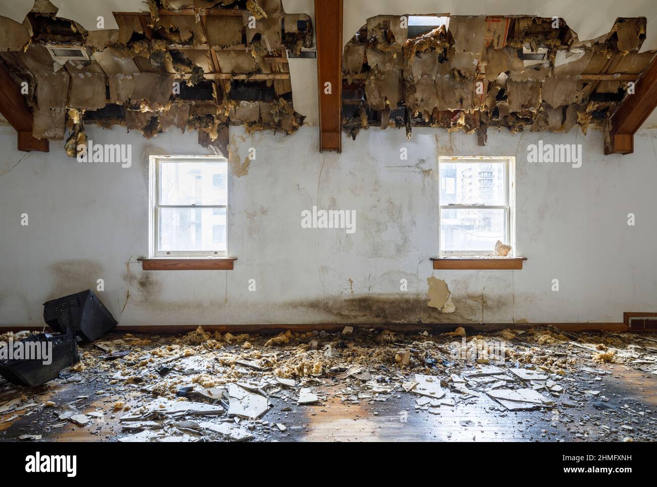 Un plafond qui fuit à l'intérieur d'un bâtiment abandonné. Banque D'Images