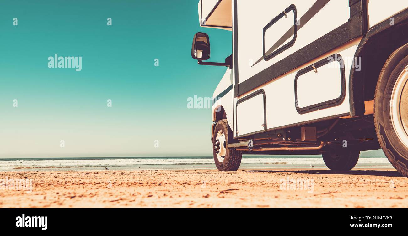 Moderne classe C camping-car Van RV sur une plage de Sandy Pismo en Californie. Voyage d'été en voiture. Banque D'Images