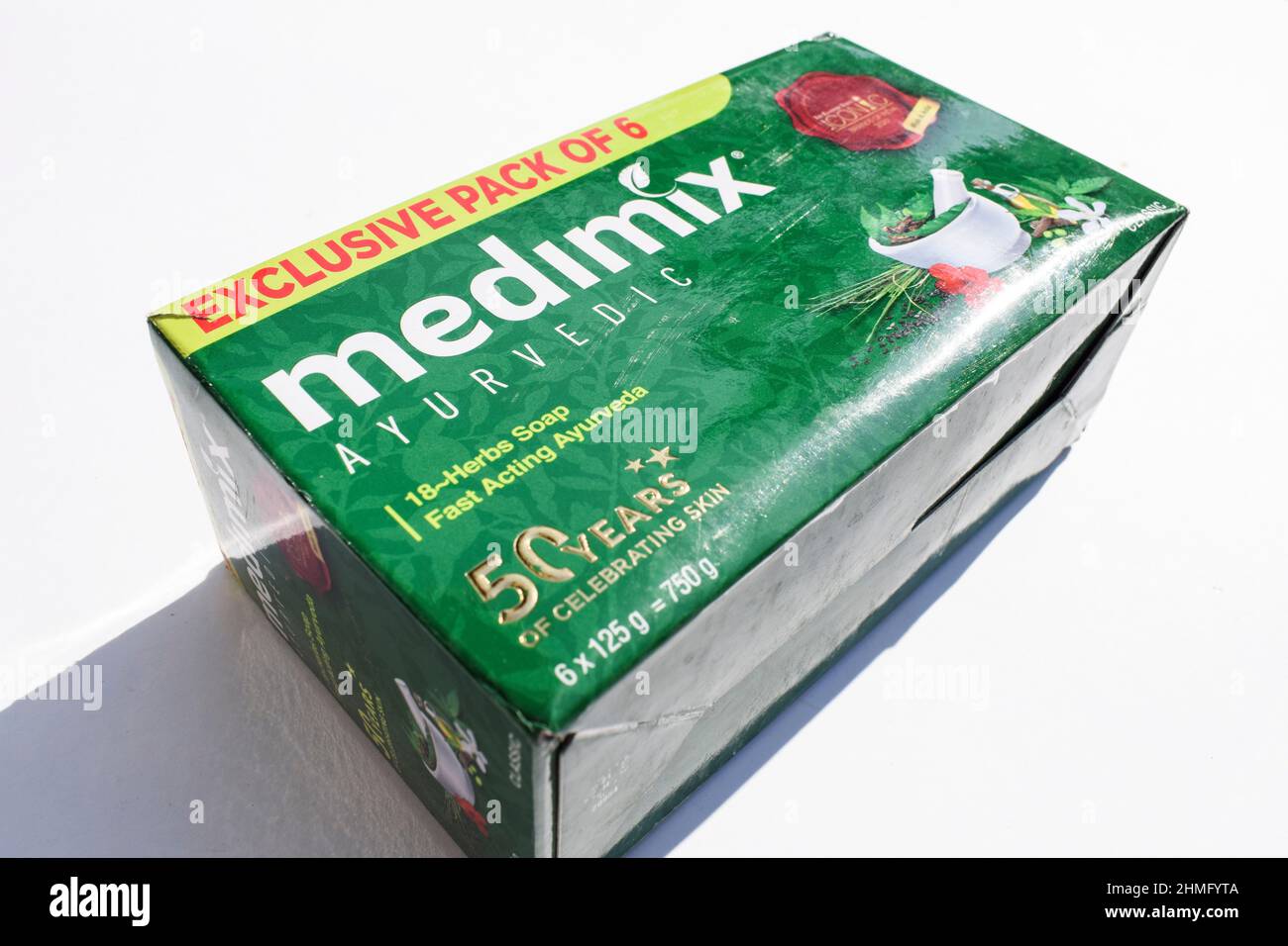 Savon ayurvédique Medimix, paquet exclusif de 6 de 750 grammes chacun 125  grammes. Medimix classique fait en Inde savon de fines herbes avec 18  herbes dans le paquet vert isola Photo Stock - Alamy