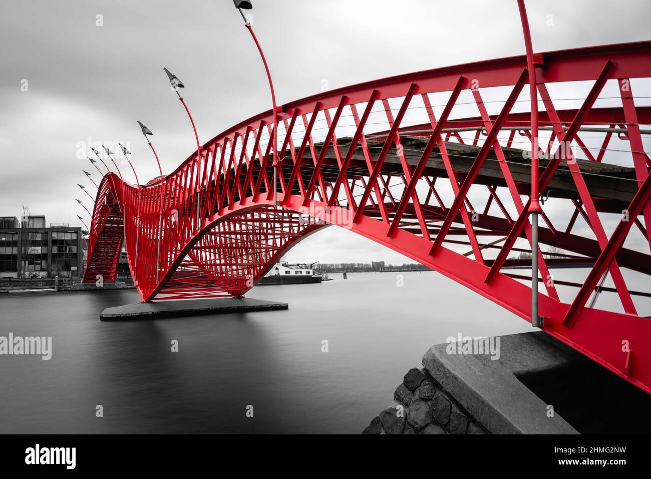 Pont Python, Amsterdam - photo noir et blanc avec des couleurs rouges Banque D'Images