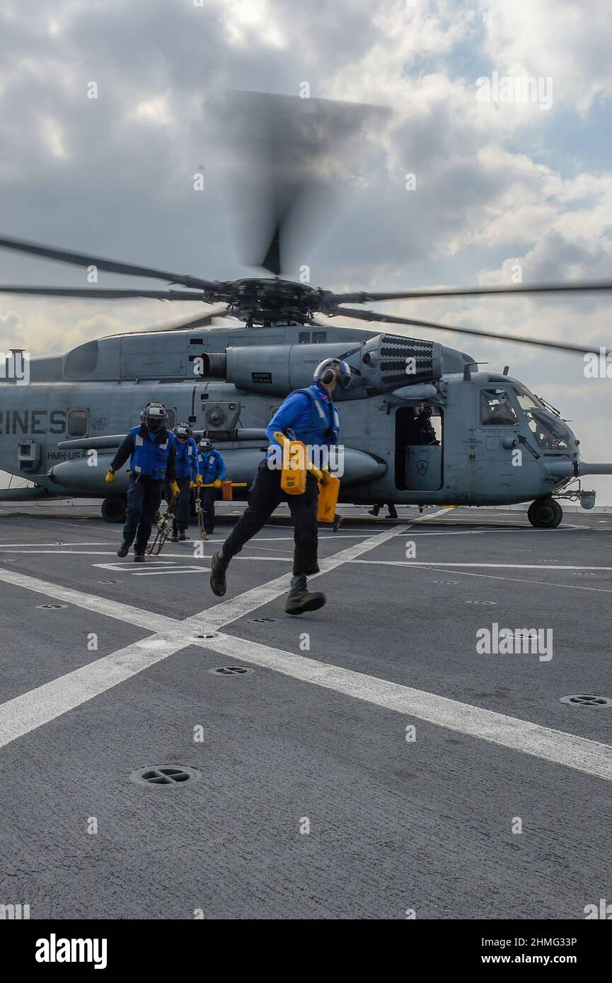 MER DES PHILIPPINES (fév 5, 2022) des marins affectés au navire de transport amphibie USS Green Bay (LPD 20) effectuent des opérations de vol avec un hélicoptère CH-53E Super Stallion de l'escadron marin de Tiltrotor moyen (VMM) 265 au cours d'une visite, d'un conseil, d'une fouille et d'un exercice de saisie. Noble Fusion démontre que les forces expéditionnaires navales déployées à l'avance par la Marine et le corps des Marines peuvent rapidement regrouper les équipes de l'unité expéditionnaire maritime/du groupe amphibie Ready en mer, ainsi qu'un groupe de grève des transporteurs, ainsi que d'autres éléments et alliés de la force conjointe, afin de mener des opérations de déni de mer, s'emparent Banque D'Images