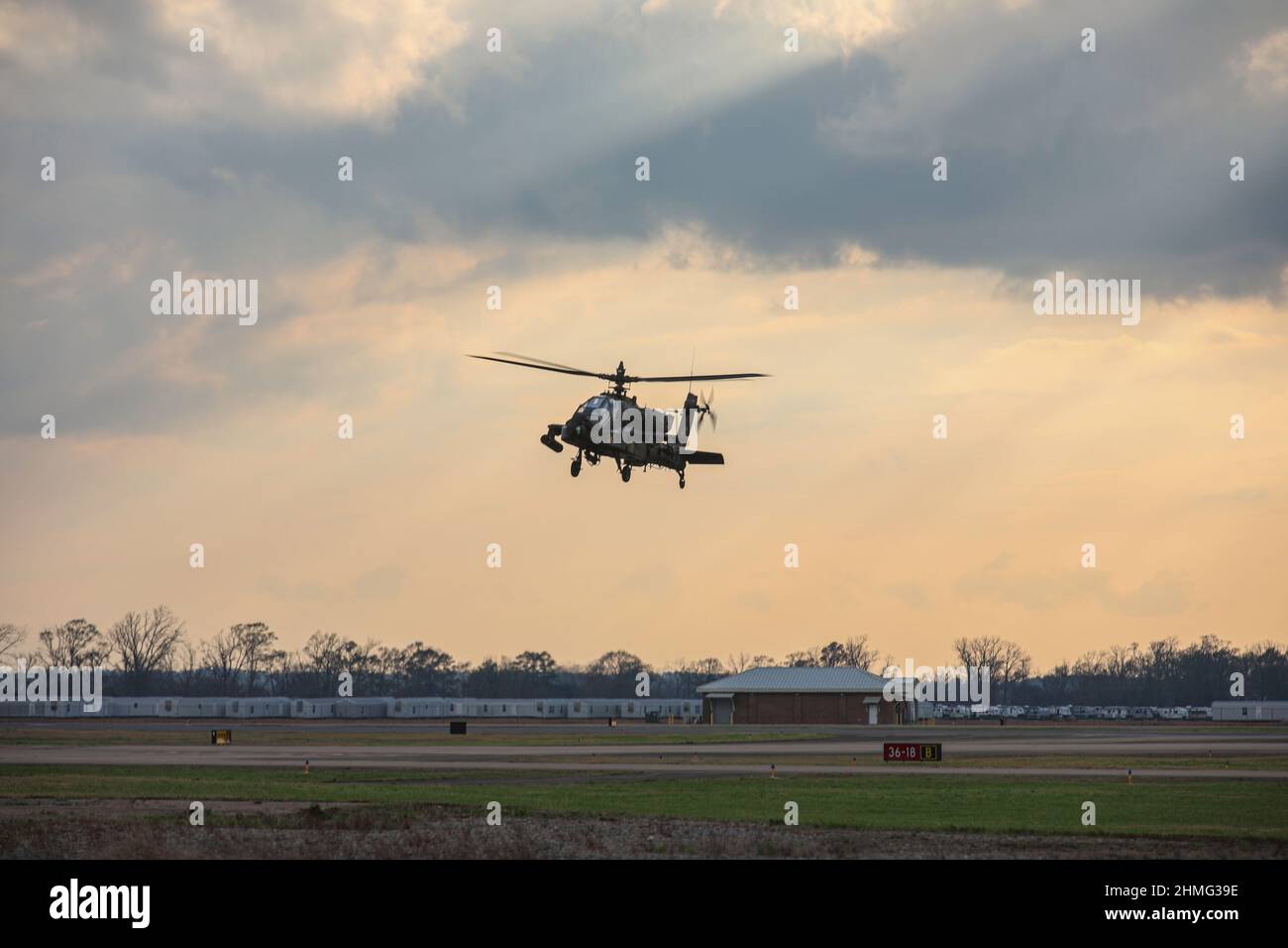 Les soldats de l'armée américaine affectés à la Brigade de l'aviation de combat 10th, qui fait partie de la Force opérationnelle six Shooter, effectuent des opérations aériennes à l'aéroport international d'Alexandria le 9 janvier 2022. Les soldats de Falcon en Louisiane participent au JRTC. (É.-U. Photo de l'armée par le Sgt. Michael Wilson) Banque D'Images