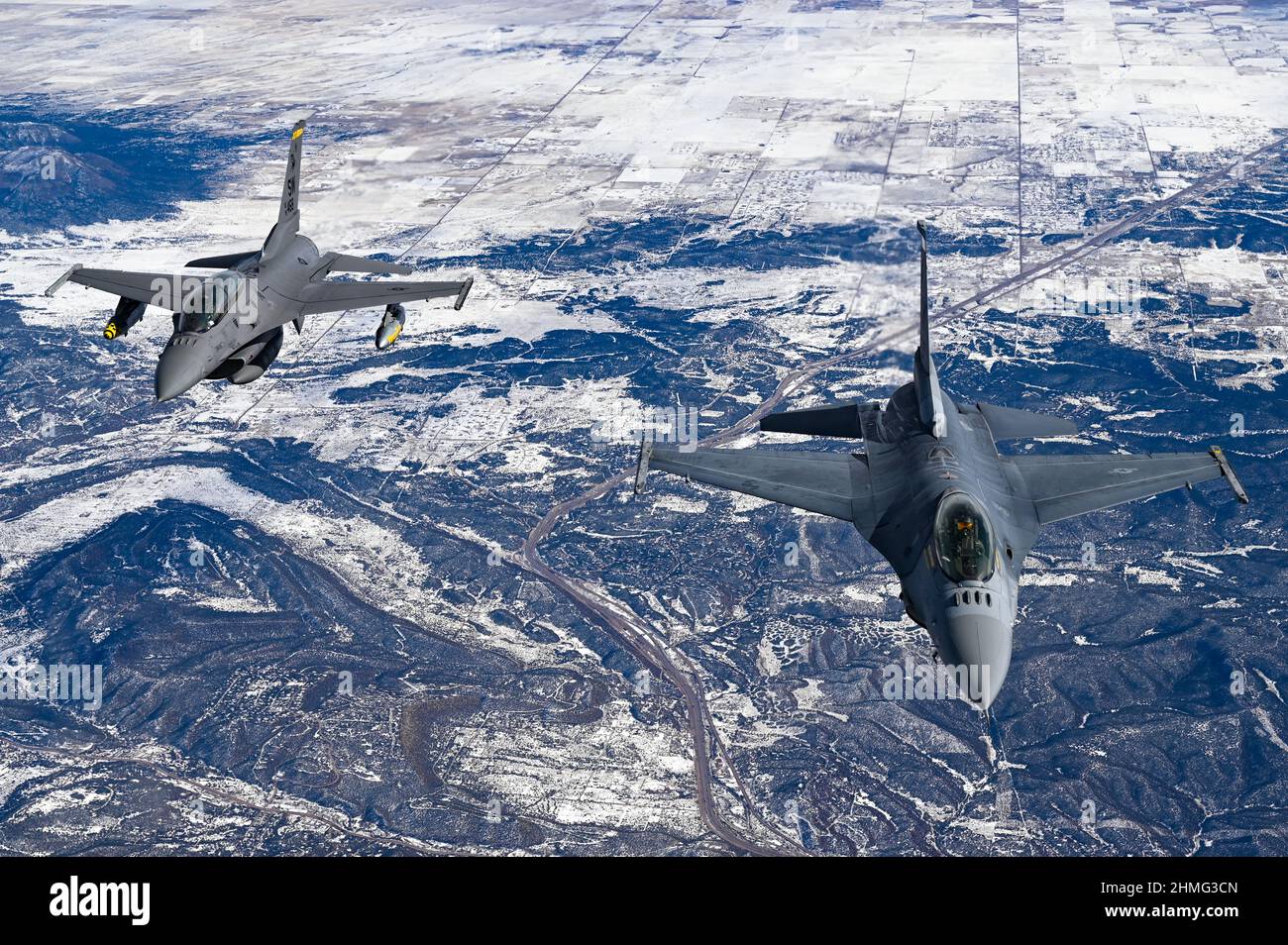 Le F-16C combat les faucons avec l'équipe de démonstration Viper de la base aérienne de Shaw vole à côté d'un KC-135R Stratotanker avec l'aile de ravitaillement en vol 155th, le 8 février 2022, lors d'un ravitaillement en vol près d'Albuquerque, N.M. Les pilotes du F-16 ont reçu du carburant de l'escadron de ravitaillement aérien 173rd afin d'arriver et de se préparer au survol du Super Bowl LVI à Los Angeles, en Californie (États-Unis Air National Guard photo par Airman 1st classe Alexander D. Schrainer) Banque D'Images