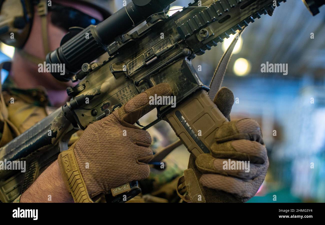 MER DES PHILIPPINES (janv 24, 2022) Lance du corps des Marines des États-Unis Cpl. Caden Manning, originaire de Durand, il., et un rifleman de Charlie Company, Bataillon Landing Team 1/1, 11th Marine Expeditionary Unit (MEU), insère un magazine lors des exercices de rechargement rapide à bord du navire d'assaut amphibie USS Essex (LHD 2), 24 janvier 2022. Le MEU 11th et le Essex amphibie Ready Group opèrent dans la zone d'exploitation de la flotte américaine 7th afin d'améliorer l'interopérabilité avec les alliances et les partenaires et de servir de force d'intervention prête à l'emploi pour assurer la sécurité maritime et une région Indo-Pacifique libre et ouverte. (É.-U. Photo du corps marin Banque D'Images