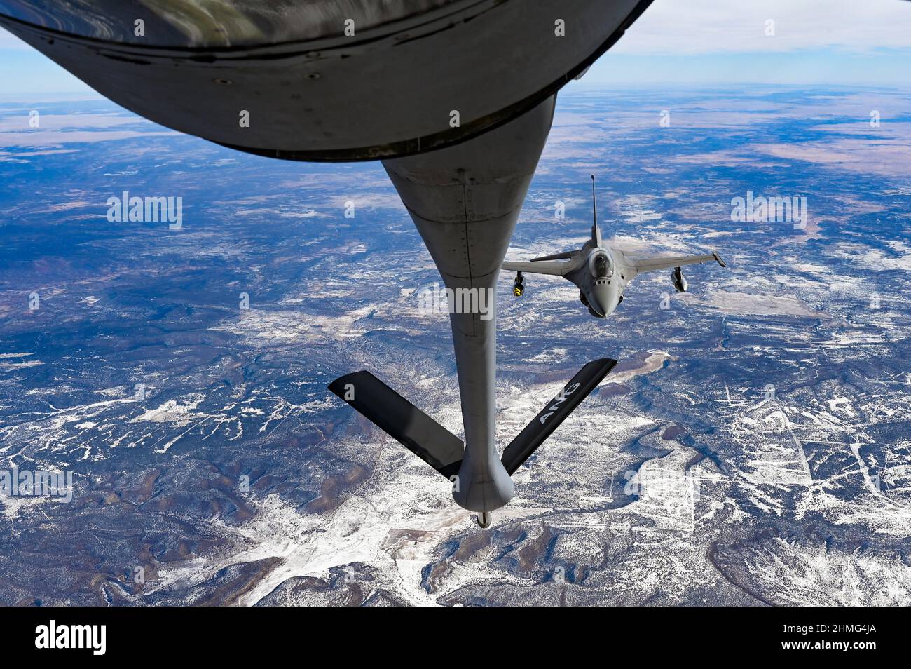 F-16C Fighting Falcon avec l'équipe de démonstration Viper de la base aérienne de Shaw vole à côté d'un KC-135R Stratotanker avec l'escadre de ravitaillement en vol 155th, le 8 février 2022, lors d'un ravitaillement en vol près d'Albuquerque, N.M. Les pilotes du F-16 ont reçu du carburant de l'escadron de ravitaillement aérien 173rd afin d'arriver et de se préparer au survol du Super Bowl LVI à Los Angeles, en Californie (États-Unis Air National Guard photo par Airman 1st classe Alexander D. Schrainer) Banque D'Images