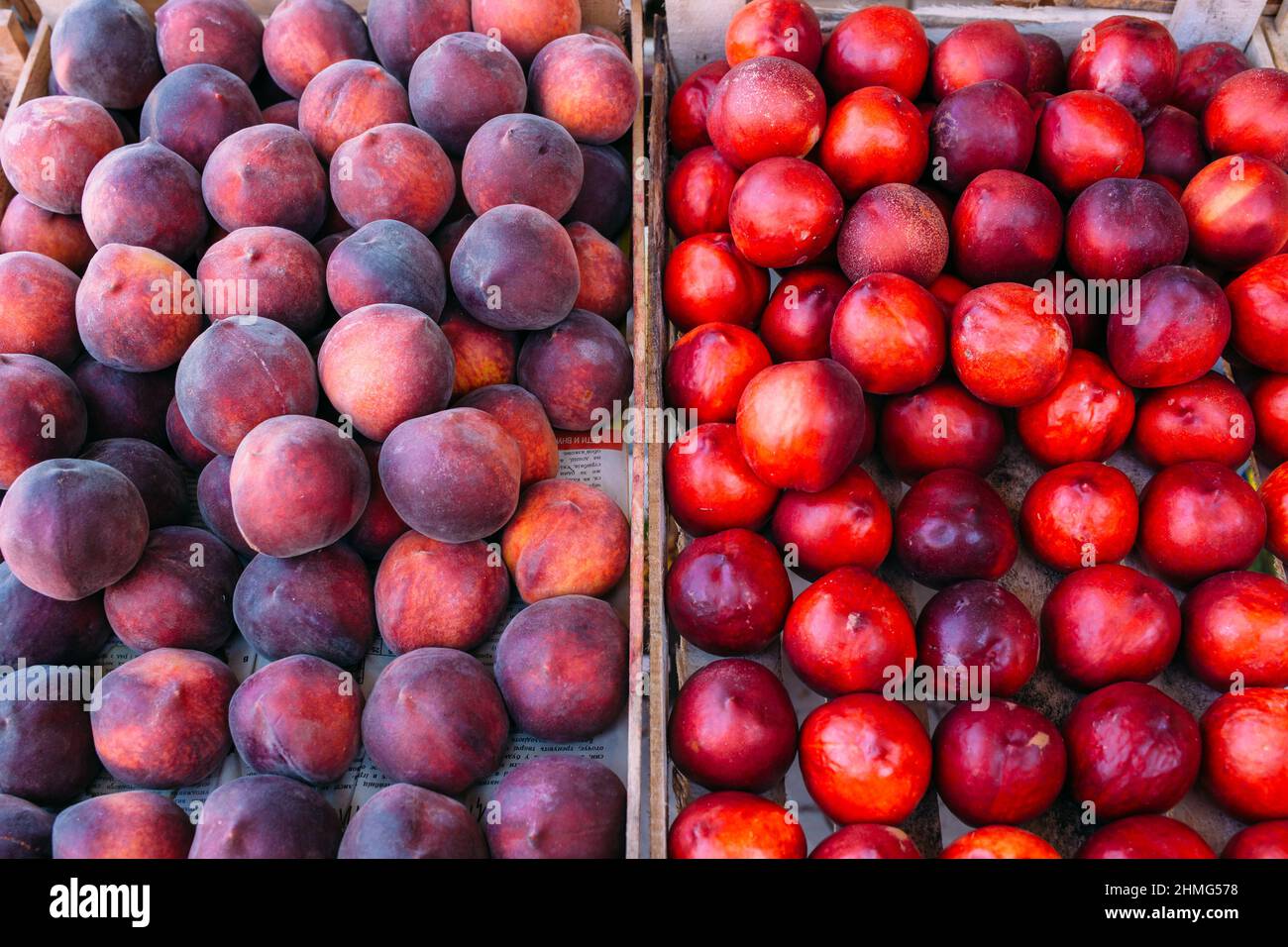 Fruits frais mûrs sur le marché en boîtes Banque D'Images