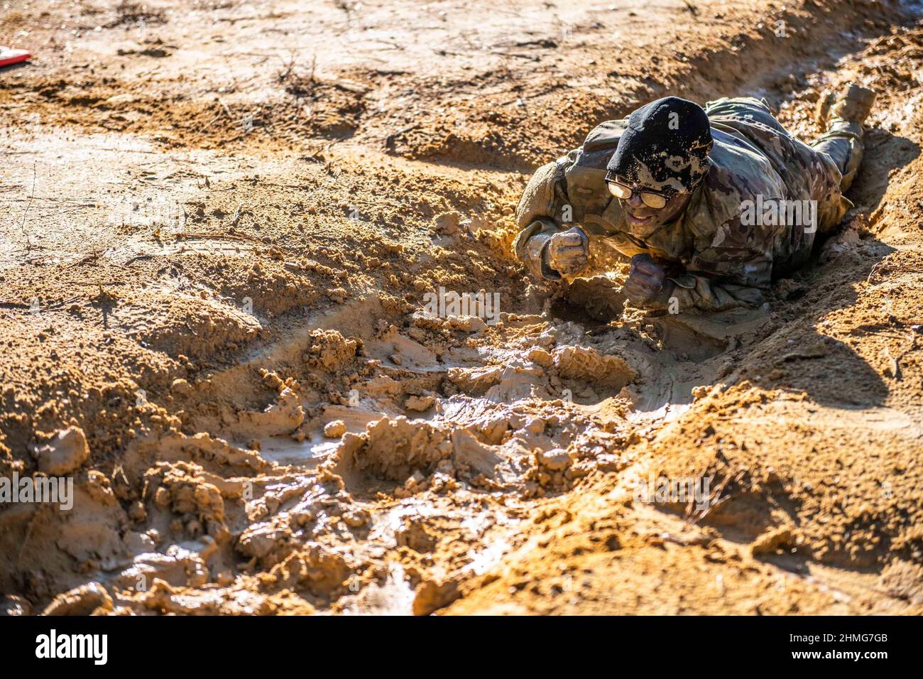 Fort Benning, Alabama, États-Unis. 13th janvier 2022. Des stagiaires de Charlie Co, 1st Bataillon, 19th Infantry Regiment, 198th Infantry Brigade terminent le Sand Hill obstacle course 13 janvier 2022 sur Sand Hill. Crédit : Patrick A. Albright/États-Unis Armée/ZUMA Press Wire Service/ZUMAPRESS.com/Alamy Live News Banque D'Images