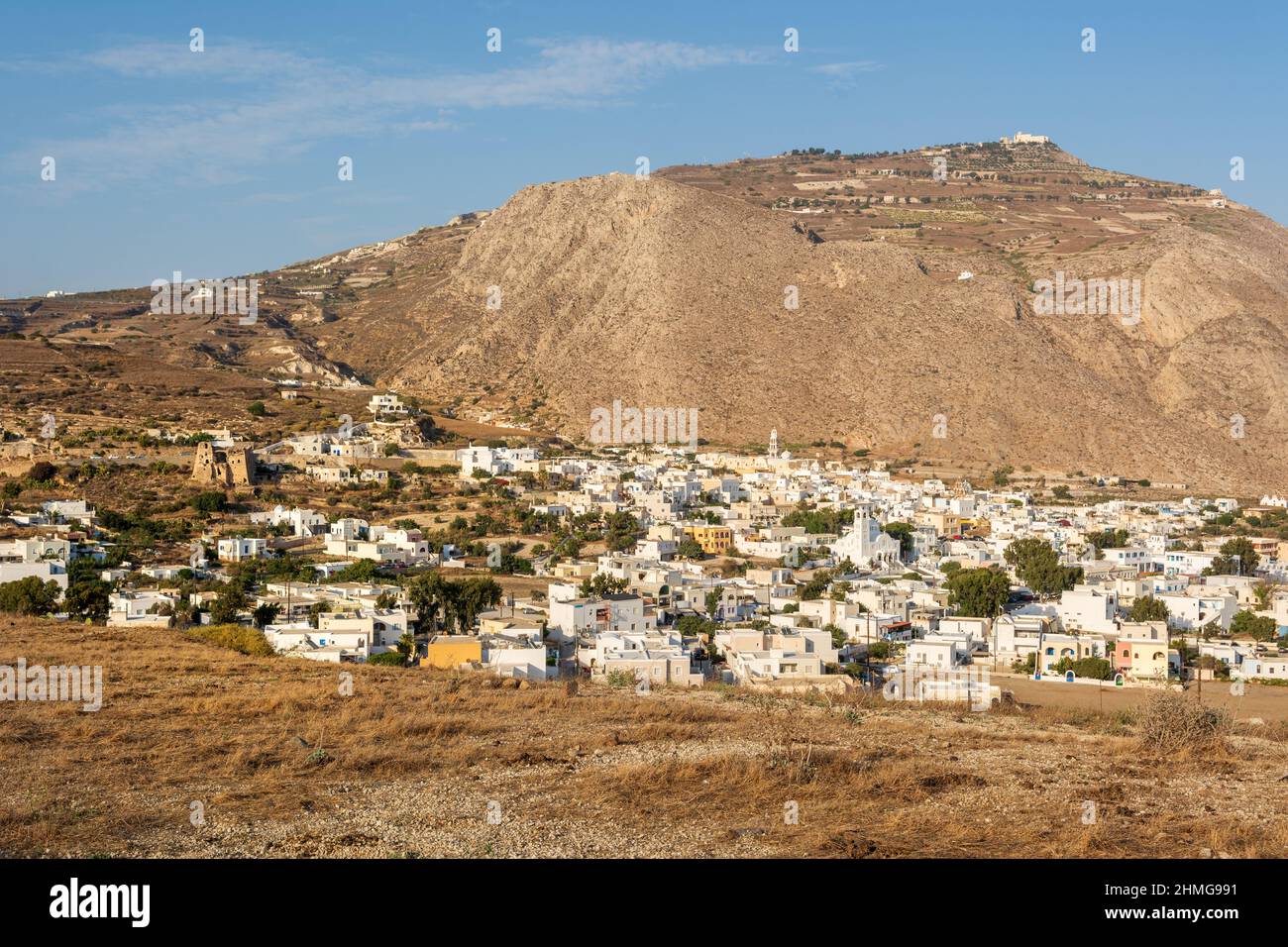 Emporio, le plus grand village de Santorin, situé dans la partie sud de l'île, au pied de la montagne Profitis Ilias. Cyclades, Grèce Banque D'Images