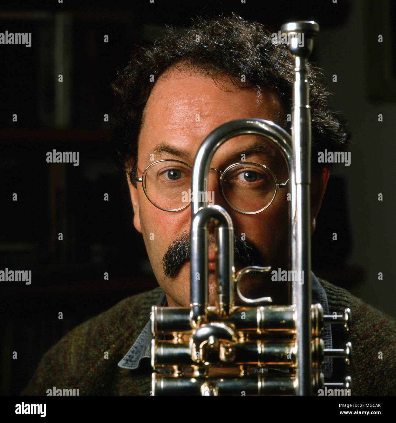 Ian Carr trompettiste de jazz chez lui à Londres 1985 Banque D'Images