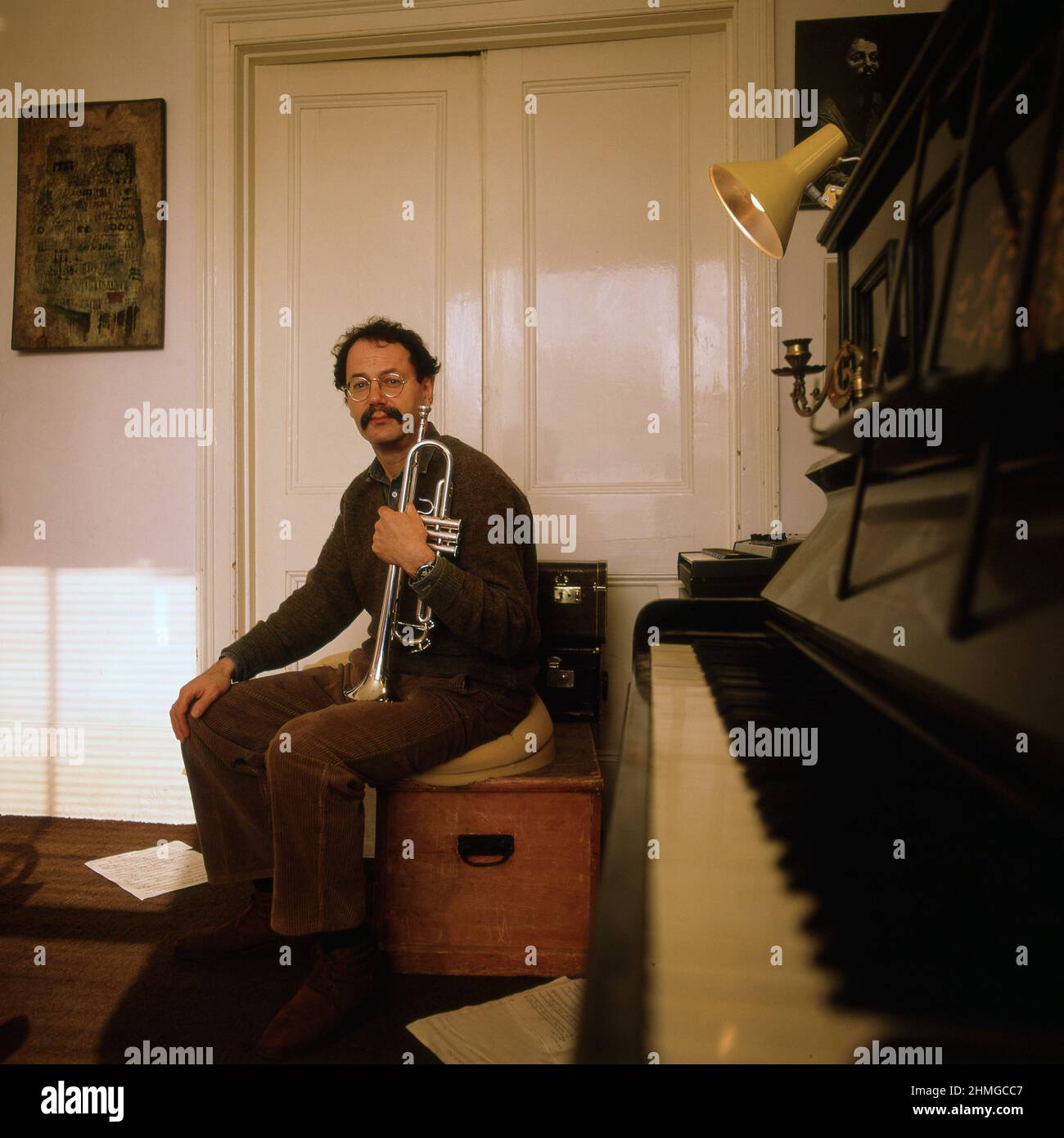Ian Carr trompettiste de jazz chez lui à Londres 1985 Banque D'Images