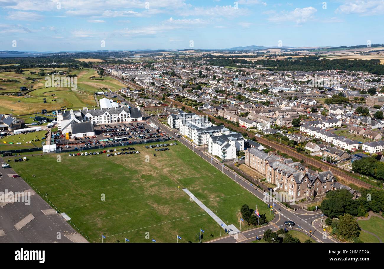 Vue aérienne de l'hôtel Carnoustie et du parcours de golf de championnat de Carnoustie, Angus, Écosse. Banque D'Images