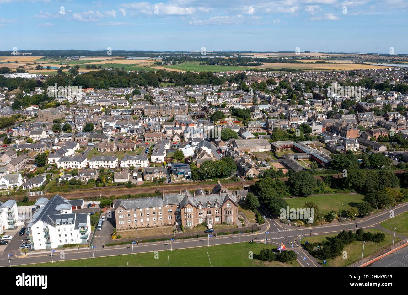 En avril, vue sur le centre-ville de Carnoustie, Angus Scotland Banque D'Images