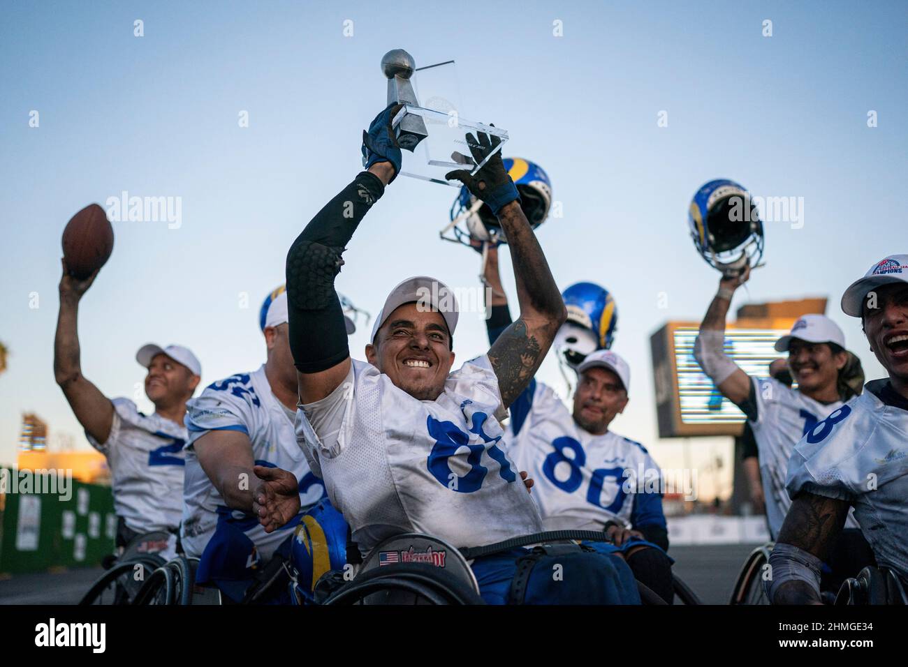 Malcolm Wright (81) des Los Angeles Rams célèbre après avoir remporté le championnat de football en fauteuil roulant, le mercredi 9 février 2022, à Los Angeles Banque D'Images Malcolm Wright (81) des Los Angeles Rams célèbre après avoir remporté le championnat de football en fauteuil roulant, le mercredi 9 février 2022, à Los Angeles Banque D'Images