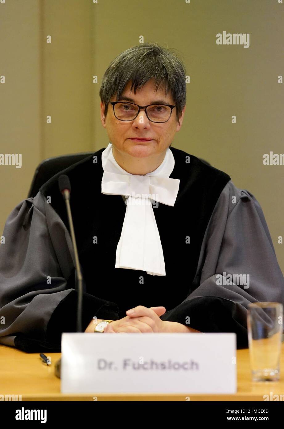 Schleswig, Allemagne. 09th févr. 2022. Christine Fuchsloch, vice-présidente de la Cour constitutionnelle de l'État du Schleswig-Holstein et présidente de la Cour sociale de l'État du Schleswig-Holstein, siège dans la salle d'audience au début d'une audience à la Cour constitutionnelle de l'État du Schleswig-Holstein. Credit: Marcus Brandt/dpa/Alay Live News Banque D'Images