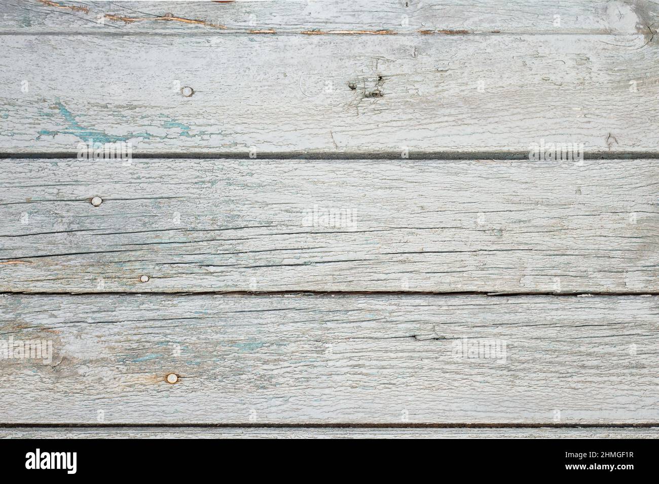 Base en bois antique avec peinture écaillée, tons gris, traces de rouille sur les lacets. Banque D'Images