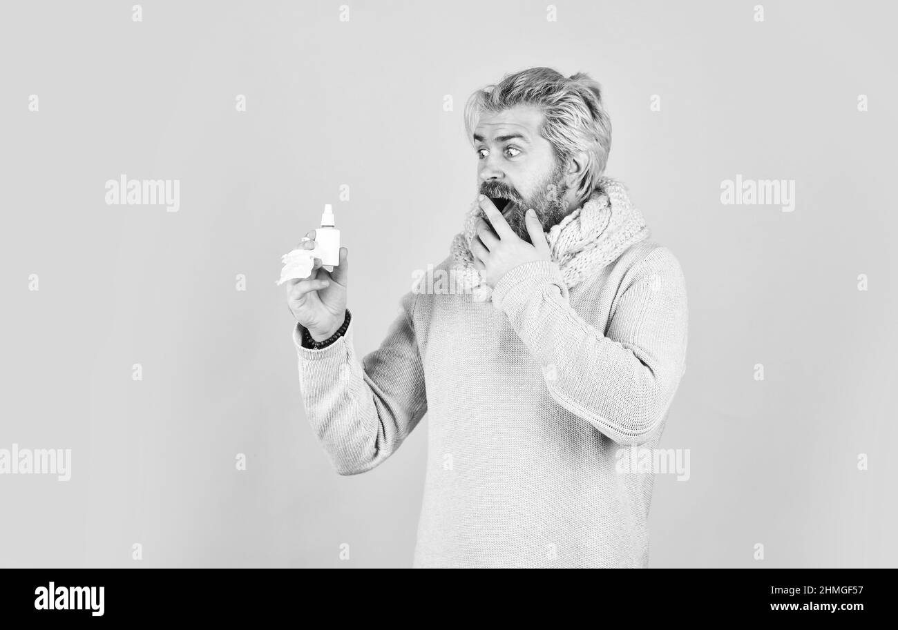 Congé de maladie. Traitement des allergies. Problème de santé. Récupération de l'écoulement nasal. Symptômes du froid. Restauration rapide. Remèdes contre la grippe froide. Foulard pour homme tenir le spray nasal Banque D'Images