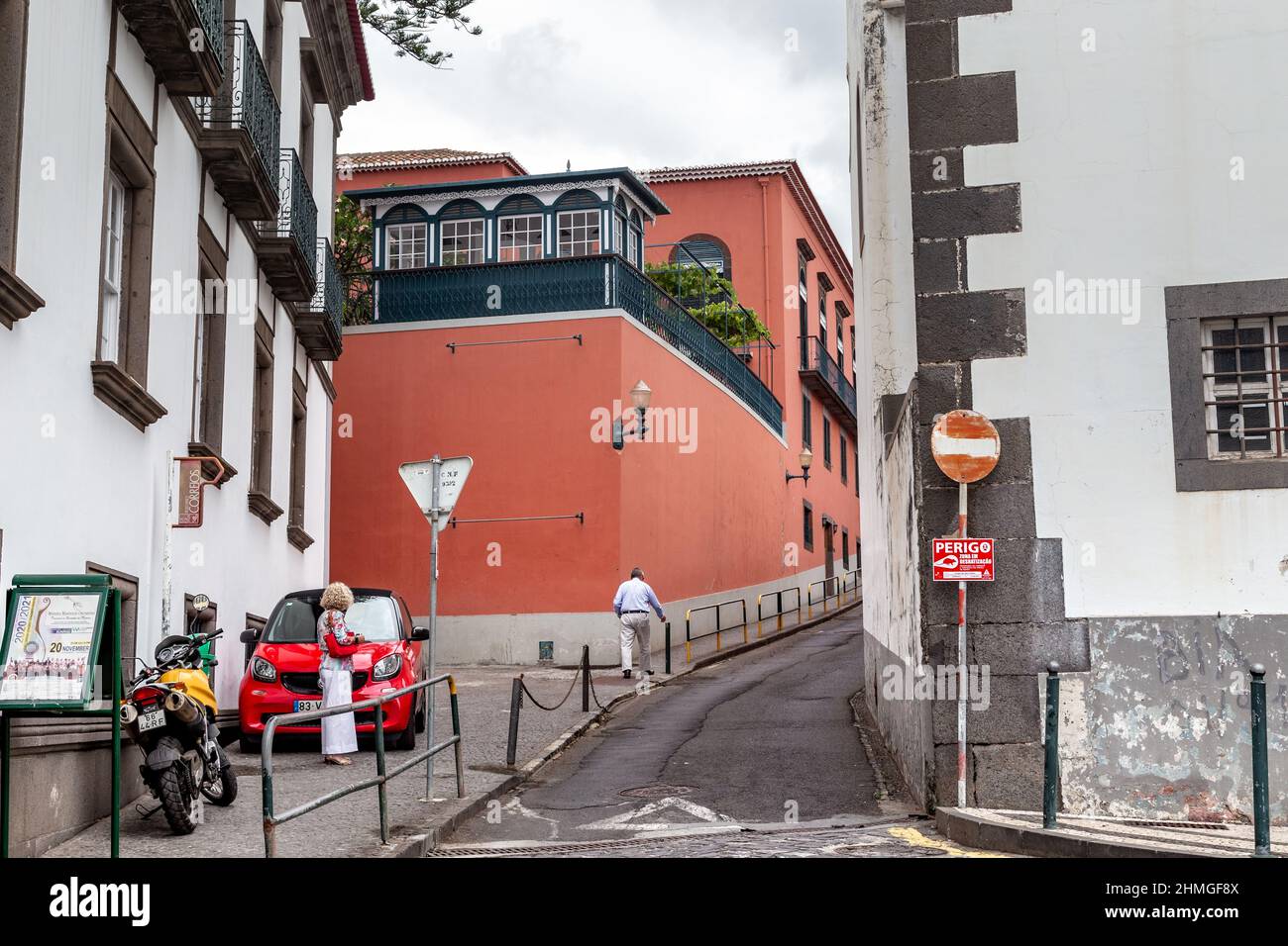 FUNCHAL, PORTUGAL - 25 AOÛT 2021 : vue sur une rue escarpée de la ville avec des bâtiments historiques près de la maison-musée de Frederico de Freitas. Banque D'Images